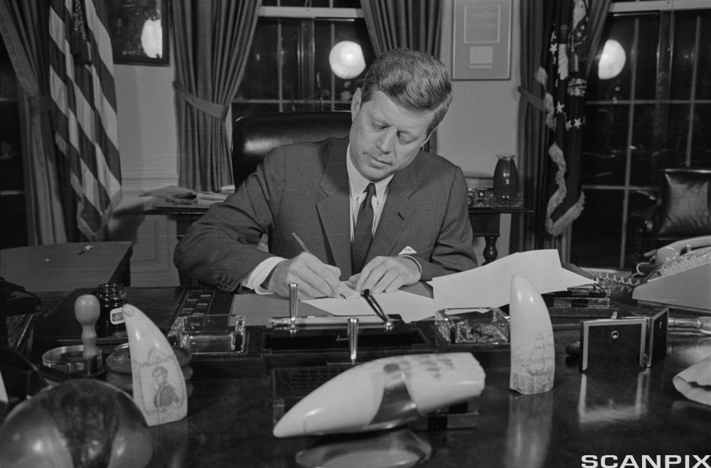 ca.+1962%2C+Washington%2C+DC%2C+USA+---+Original+caption%3A+President+Kennedy+tonight+signs+a+proclamation+formally+putting+into+effect+at+10+A.M.+EDT+tomorrow+the+U.S.+Arms+Quarantine+against+Cuba.++The+President+signed+the+proclamation+without+comment+in+his+office.+---+Image+by+%C2%A9+Bettmann%2FCORBIS